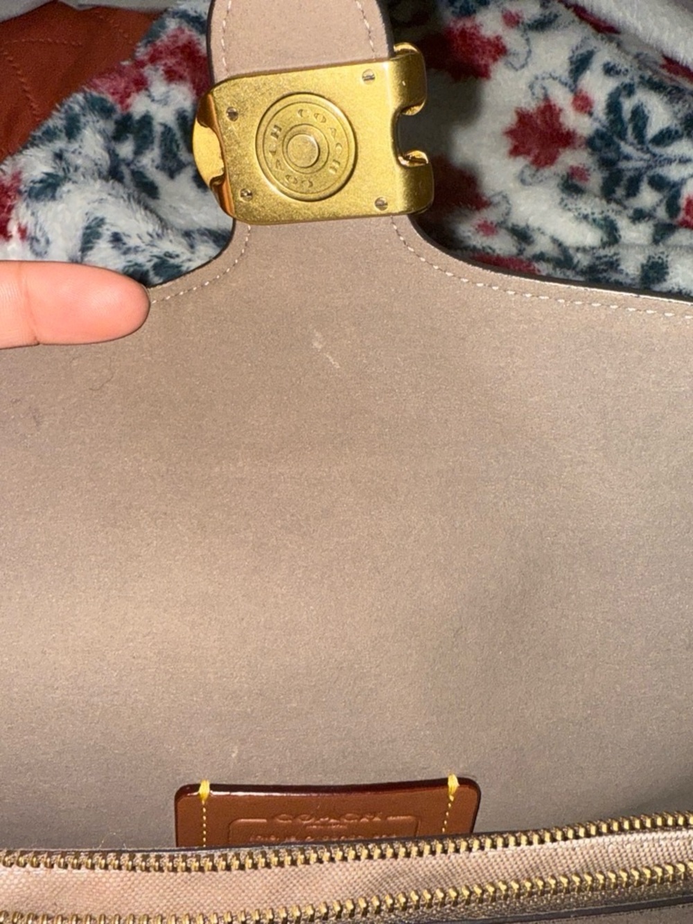 Coach tabby 20 in the color stone W/ crossbody trap - Picture 6 of 8